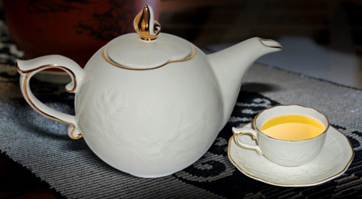 So sánh bộ ấm trà đất nung giá rẻ và Bộ ấm chén uống trà Minh Long